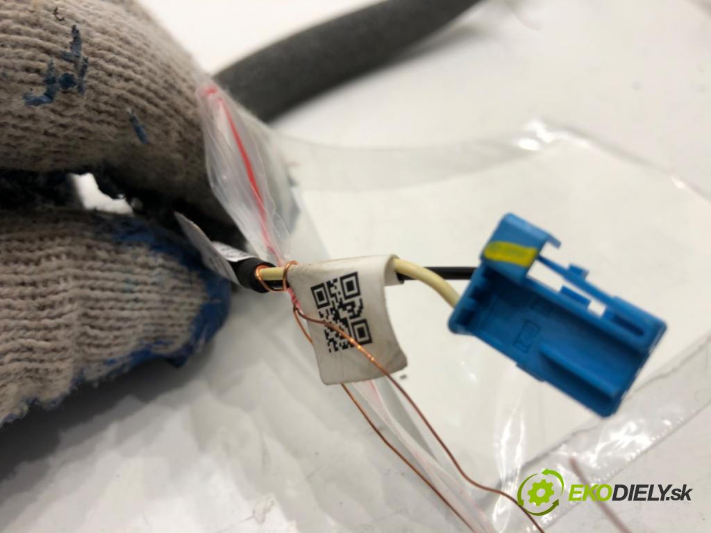 PEUGEOT 3008 SUV 2021 147 kW Hybrid4 (M45GBU) 1598 Snímač ZATVORENÉ: dverí pravy 9815582480