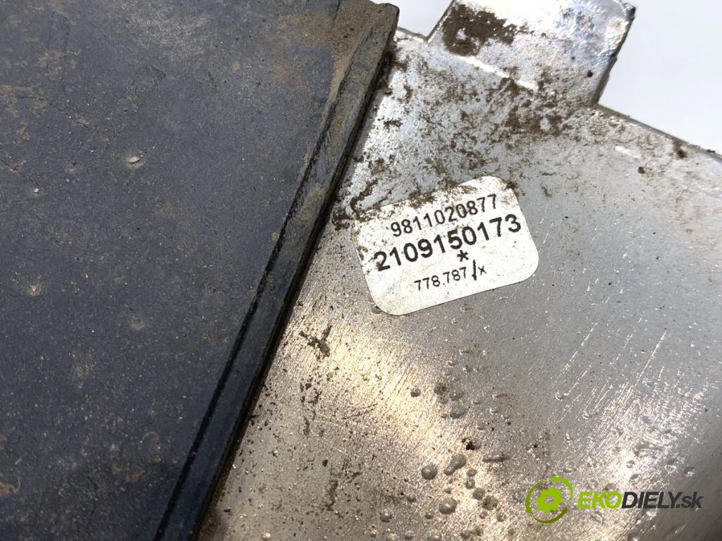 PEUGEOT 3008 SUV 2021 147 kW Hybrid4 (M45GBU) 1598 KONIEC: VÝFUK: pravá 9811020877