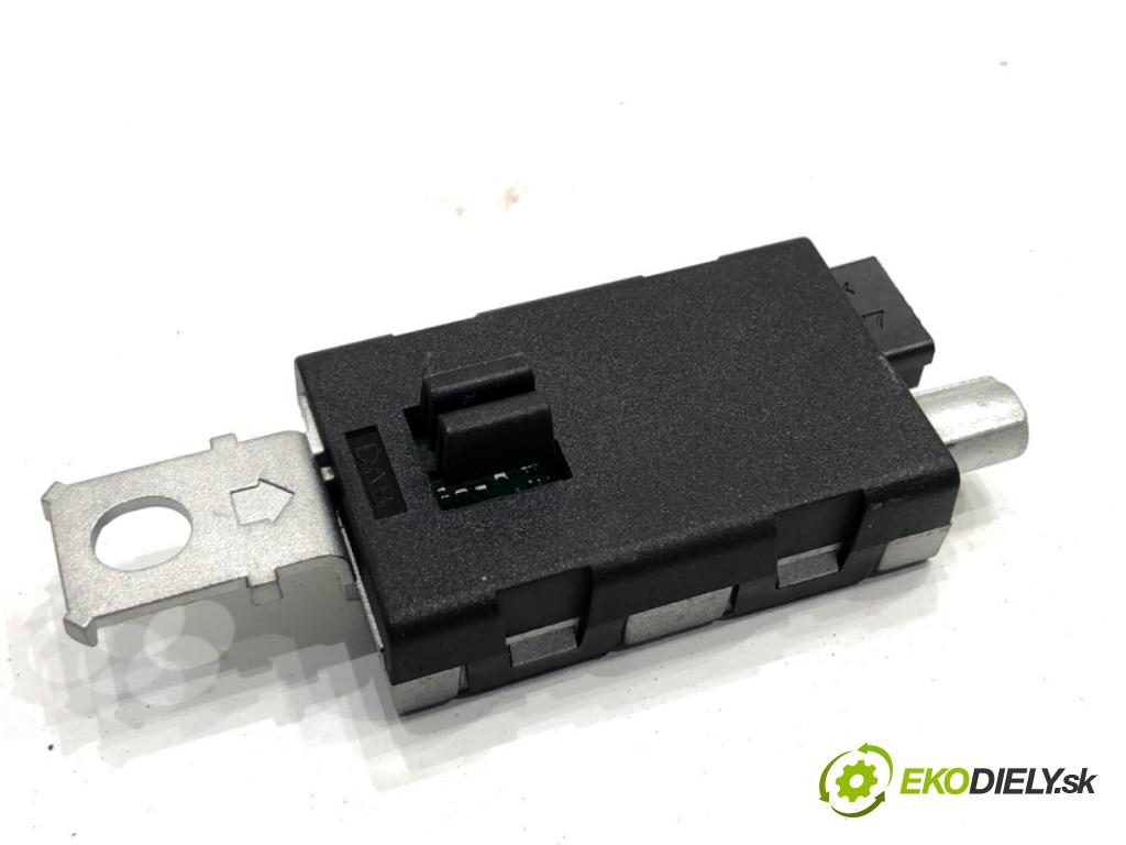 PEUGEOT 3008 SUV 2021 147 kW Hybrid4 (M45GBU) 1598 Zosilňovač antény 9833140080