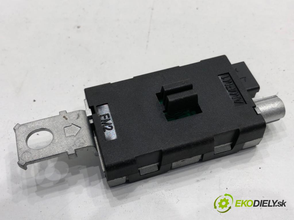 PEUGEOT 3008 SUV 2021 147 kW Hybrid4 (M45GBU) 1598 Zosilňovač antény 9833140080