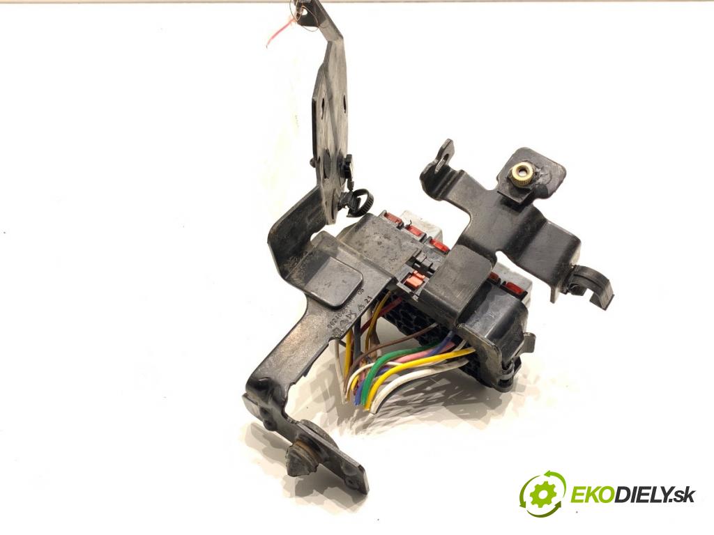 PEUGEOT 3008 SUV 2021 147 kW Hybrid4 (M45GBU) 1598 Skrinka poistková 9820725480 (Poistková skrinka)