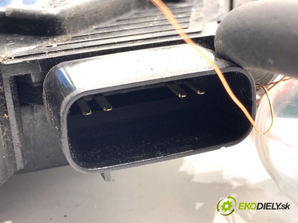 HYUNDAI i30 Kombi 2014 81 kW 1.6 CRDi 1582 zámok Dvere pravy zad 81420-A6000