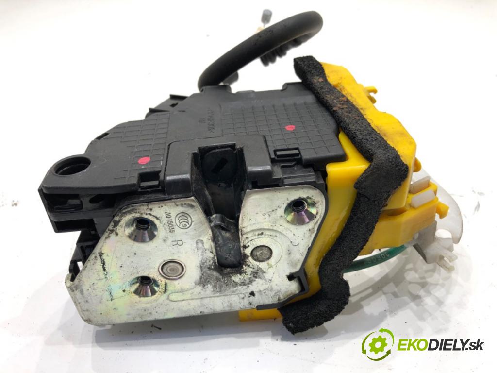 HYUNDAI i30 Kombi 2014 81 kW 1.6 CRDi 1582 zámok dveře pravý přední část 81320-A6010