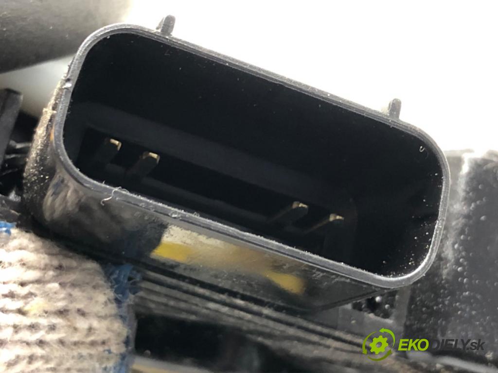 HYUNDAI i30 Kombi 2014 81 kW 1.6 CRDi 1582 zámok Dvere pravy predný 81320-A6010