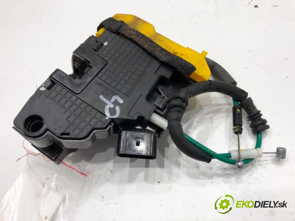 HYUNDAI i30 Kombi 2014 81 kW 1.6 CRDi 1582 zámok Dvere ľavy predný 81310-A6000