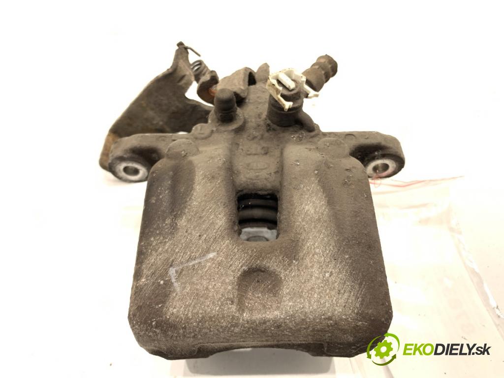 HYUNDAI i30 Kombi 2014 81 kW 1.6 CRDi 1582 brzdič třmen levý zadní část 