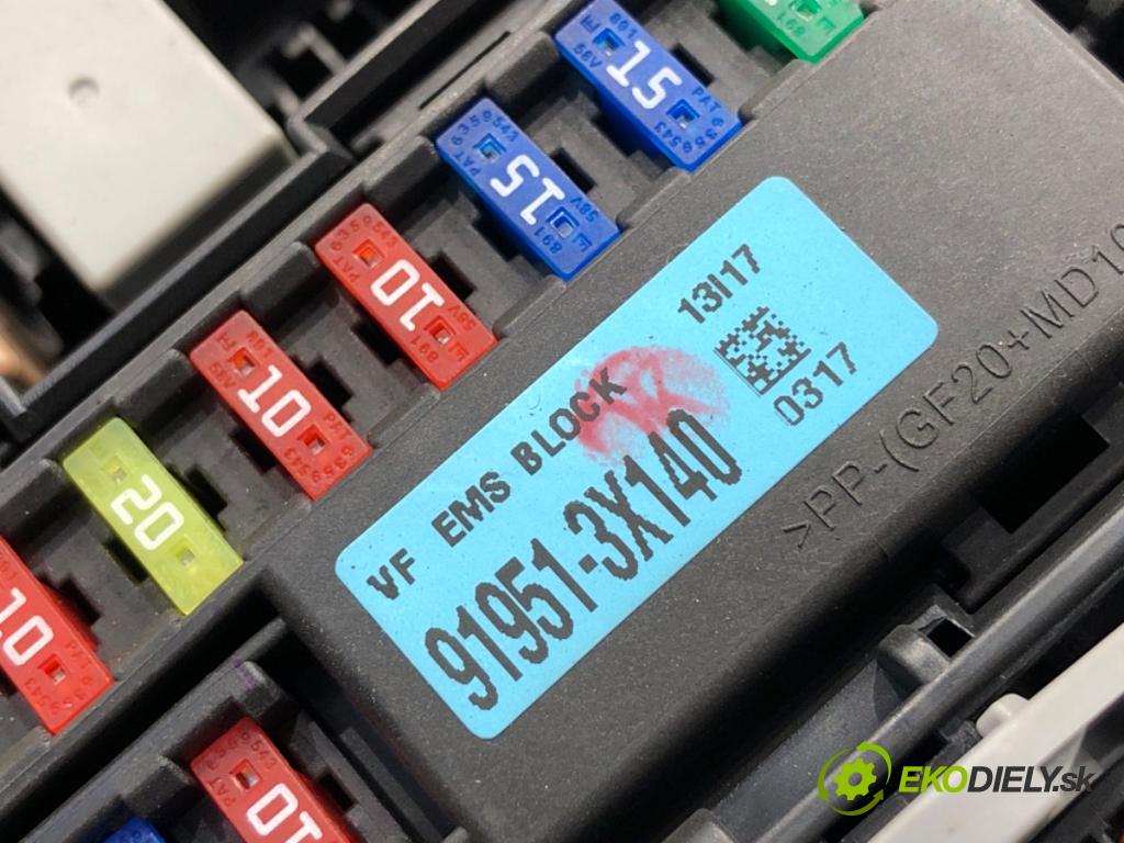 HYUNDAI i30 Kombi 2014 81 kW 1.6 CRDi 1582 Skrinka poistková 91950-3X510 (Poistková skrinka)