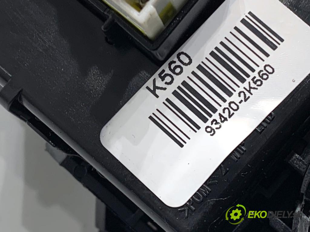 HYUNDAI i30 Kombi 2014 81 kW 1.6 CRDi 1582 Prepínač kombinovaný 93420-2K560 (Prepínacie páčky pod volantom)