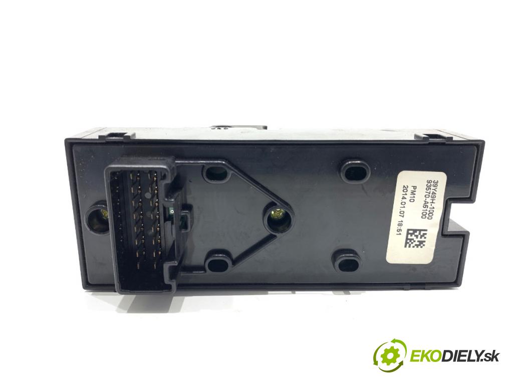 HYUNDAI i30 Kombi 2014 81 kW 1.6 CRDi 1582 Prepínač okien 93570-A6100 (Prepínacie páčky pod volantom)