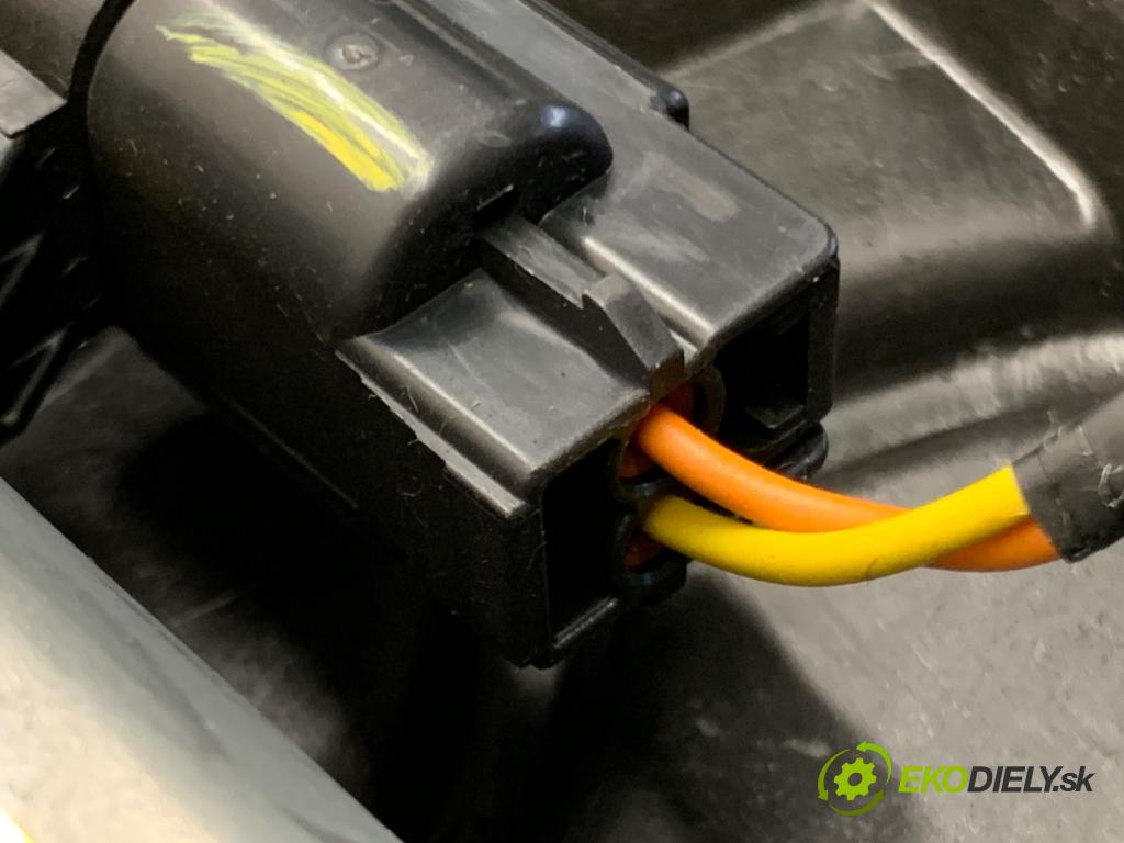 HYUNDAI i30 Kombi 2014 81 kW 1.6 CRDi 1582 Mechanizmus okna pravy predný 82480-A6010