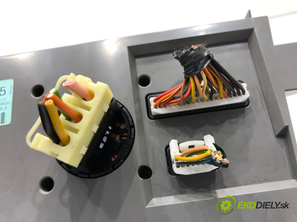 HYUNDAI i30 Kombi 2014 81 kW 1.6 CRDi 1582 Panel ovládania kúrenia 97250-A6040GU (Prepínacie páčky pod volantom)