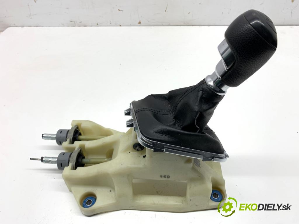 HYUNDAI i30 Kombi 2014 81 kW 1.6 CRDi 1582 kulisa  (Řadicí páka (kulisa) )