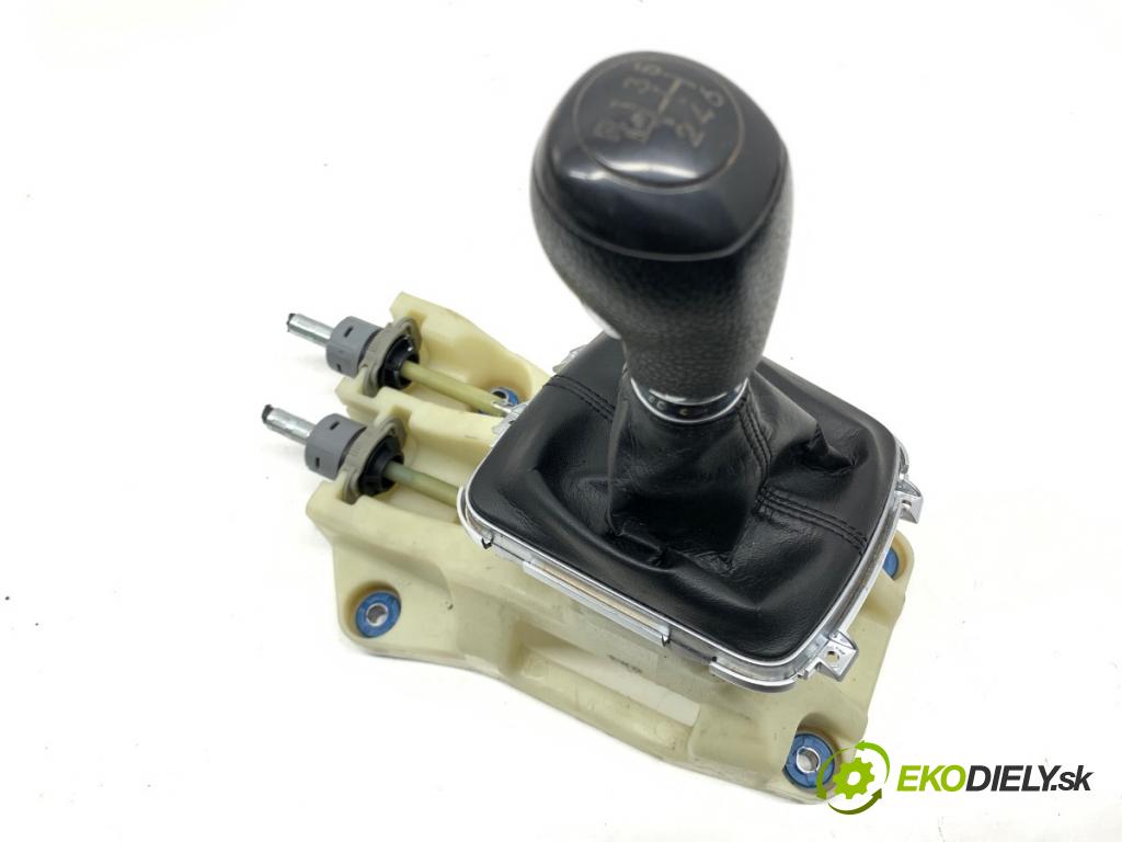 HYUNDAI i30 Kombi 2014 81 kW 1.6 CRDi 1582 Kulisa  (Rýchlostná páka (kulisa))