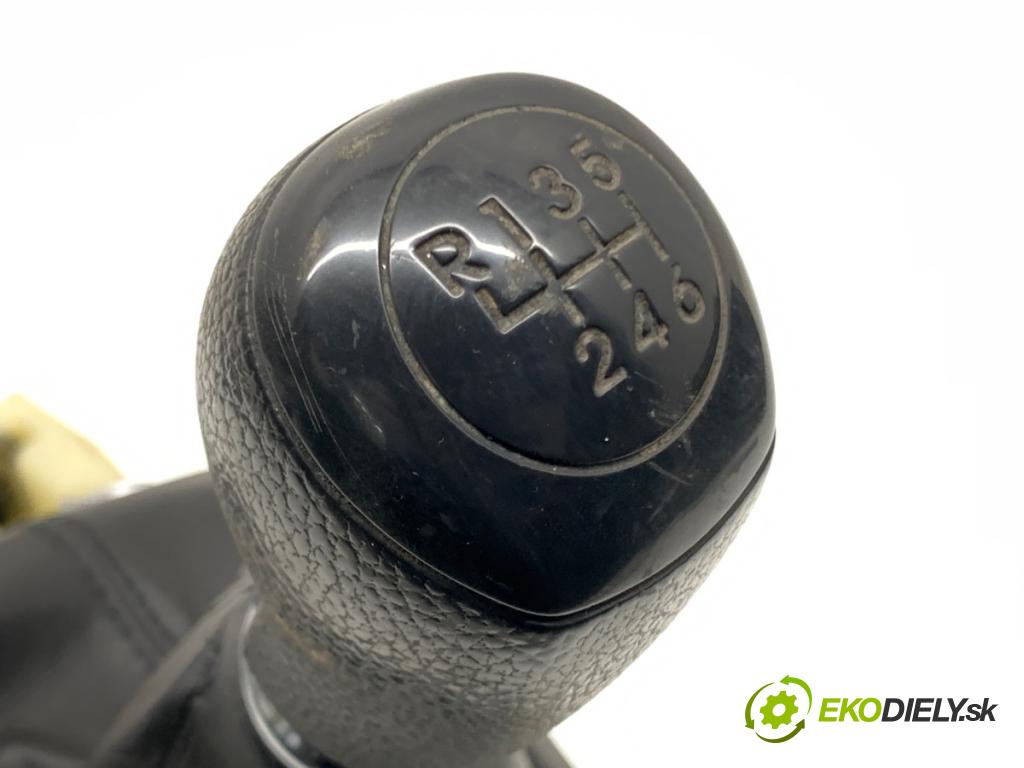 HYUNDAI i30 Kombi 2014 81 kW 1.6 CRDi 1582 Kulisa  (Rýchlostná páka (kulisa))