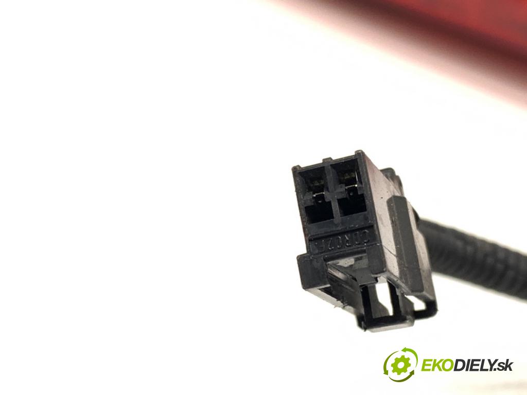 HYUNDAI i30 Kombi 2014 81 kW 1.6 CRDi 1582 Svetlo brzdových svetiel 92700-A650