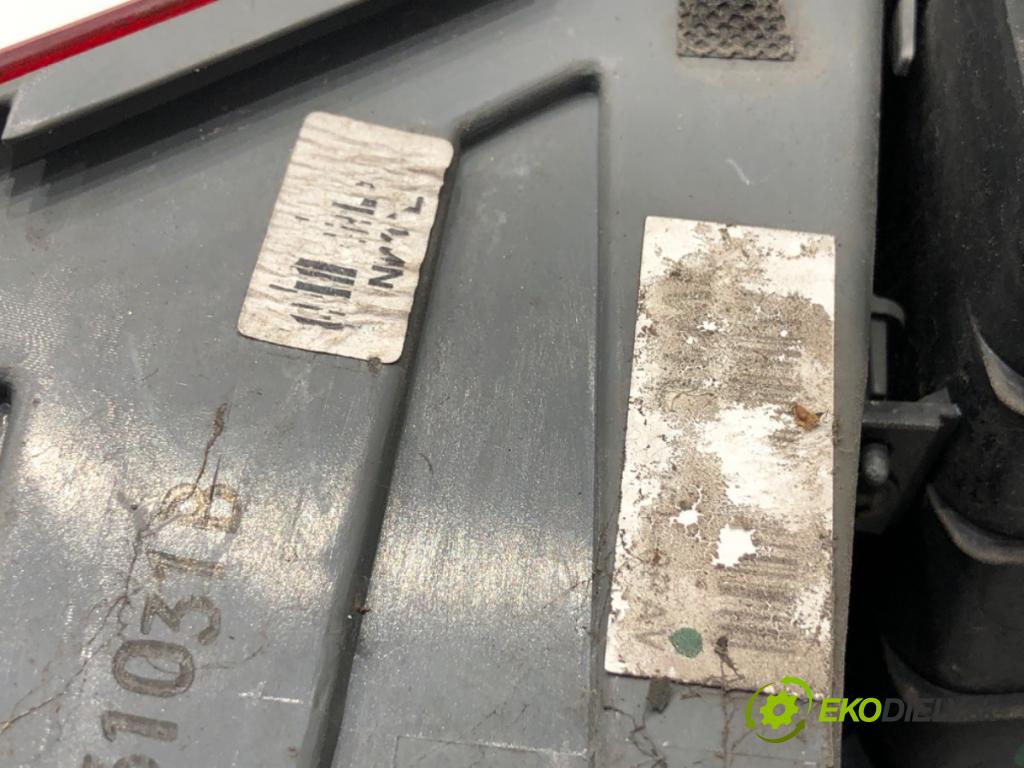 HYUNDAI i30 Kombi 2014 81 kW 1.6 CRDi 1582 Svetlo ľavy zad 92401-A62