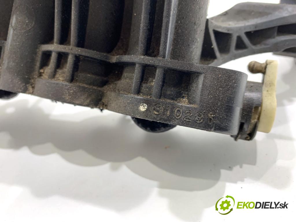 HYUNDAI i30 Kombi 2014 81 kW 1.6 CRDi 1582 Potrubie sacie, sanie  (Sacie potrubie)