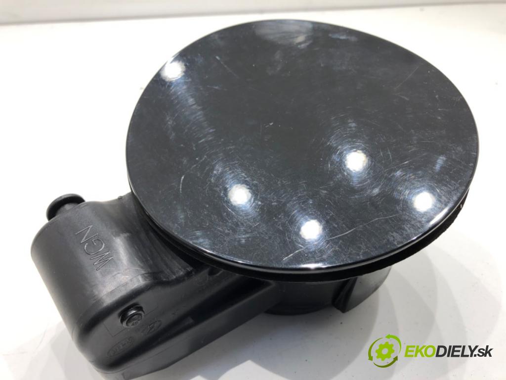 HYUNDAI i30 Kombi 2014 81 kW 1.6 CRDi 1582 Dvierka nádrže paliva 81596-A6200 (Kľučka dverí ostatné)