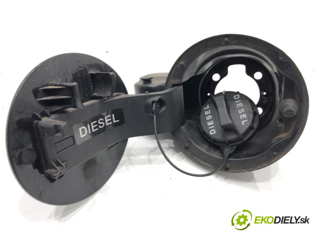 HYUNDAI i30 Kombi 2014 81 kW 1.6 CRDi 1582 Dvierka nádrže paliva 81596-A6200 (Kľučka dverí ostatné)