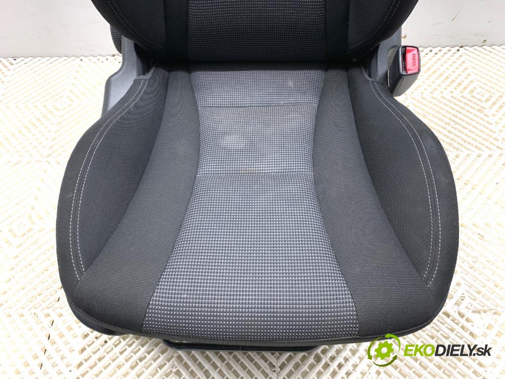 HYUNDAI i30 Kombi 2014 81 kW 1.6 CRDi 1582 Sedadlo pravy predný