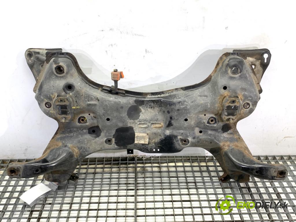 HYUNDAI i30 Kombi 2014 81 kW 1.6 CRDi 1582 výztuha pod motor 62401-A2600 (Přední výztuha)