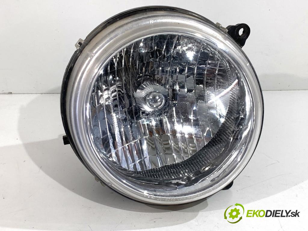 JEEP CHEROKEE KJ samochód terenowy zamknięty 2003 155 kW 3.7 4x4 3698 světlomet pravý přední část 