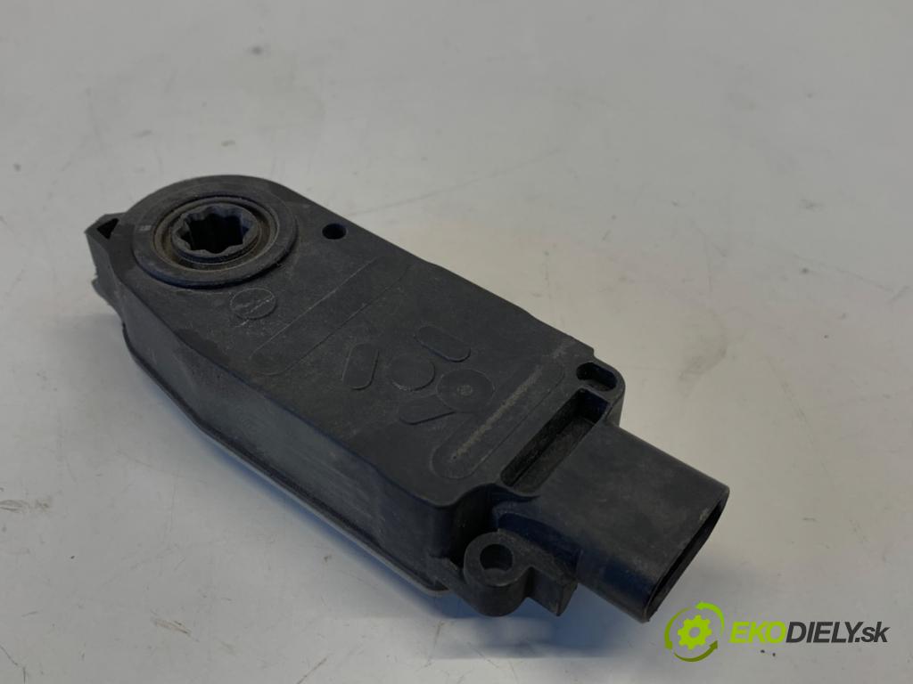 MERCEDES-BENZ GLE SUV 2020 180 kW GLE 300 d 4-matic (167.119) 1950 Motorček rolety ŽALÚZIE: 5878R1000