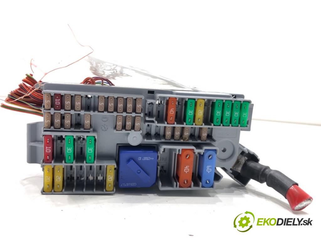 BMW G02 SUV 2023 140 kW xDrive 20 d 1995 Skrinka poistková 6807487 (Poistková skrinka)