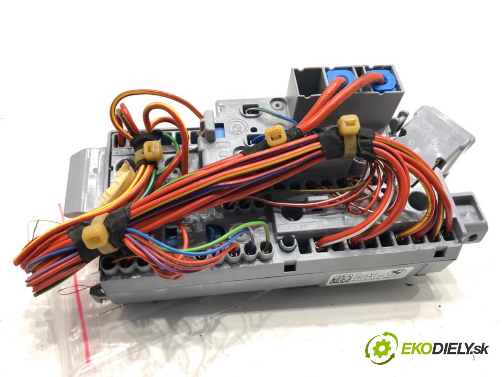 BMW G02 SUV 2023 140 kW xDrive 20 d 1995 Skrinka poistková 6807487 (Poistková skrinka)