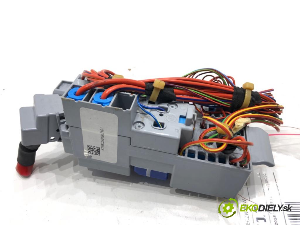 BMW G02 SUV 2023 140 kW xDrive 20 d 1995 Skrinka poistková 6807487 (Poistková skrinka)