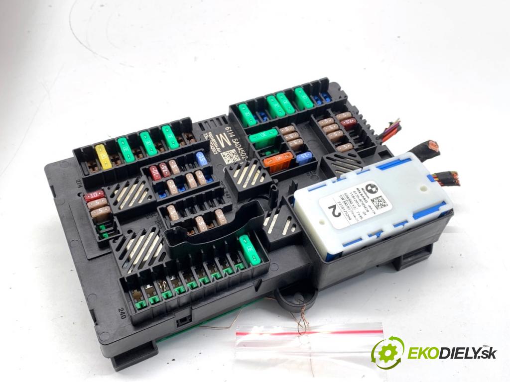 BMW G02 SUV 2023 140 kW xDrive 20 d 1995 skříňka poistková 5A04502-03 (Pojistková skříňka)