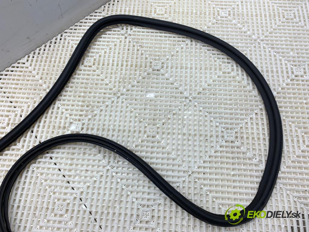 BMW G02 SUV 2023 140 kW xDrive 20 d 1995 tesnenie dverí kufra 7424401