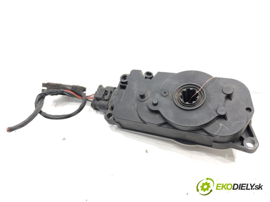 BMW G02 SUV 2023 140 kW xDrive 20 d 1995 motorek rolety ŻALUZIJE: 5811R1001