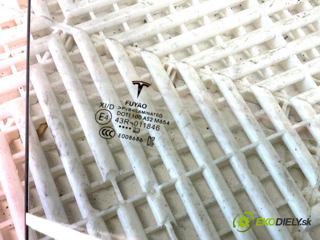 TESLA MODEL Y SUV 2023 235 kW EV 0 Okno pravy predný