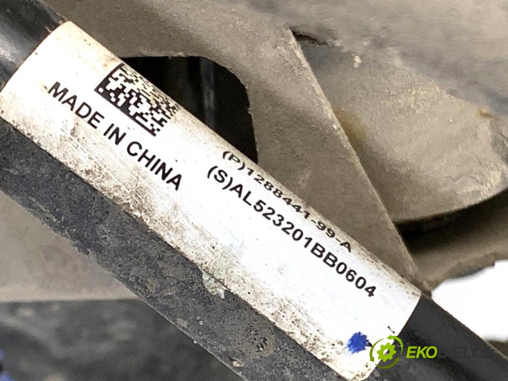 TESLA MODEL Y SUV 2023 235 kW EV 0 Výstuha zad