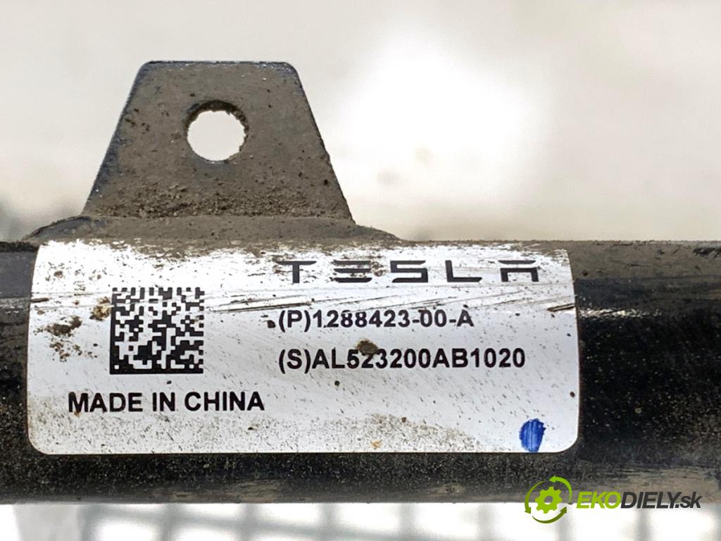 TESLA MODEL Y SUV 2023 235 kW EV 0 Výstuha zad