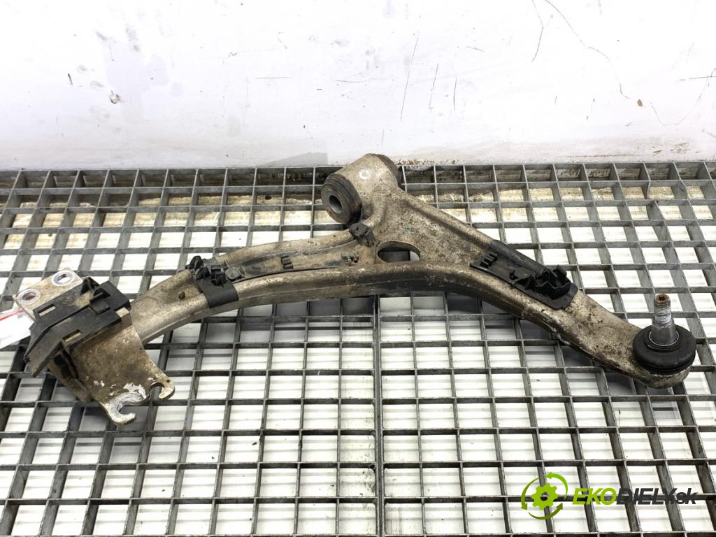 MERCEDES-BENZ W176 liftback 2017 90 kW A 180 (176.042) 1595 rameno pravý přední část