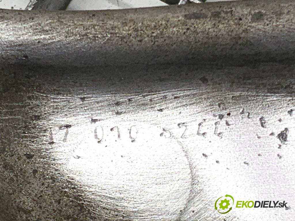 MERCEDES-BENZ W176 liftback 2017 90 kW A 180 (176.042) 1595 rameno pravý přední část