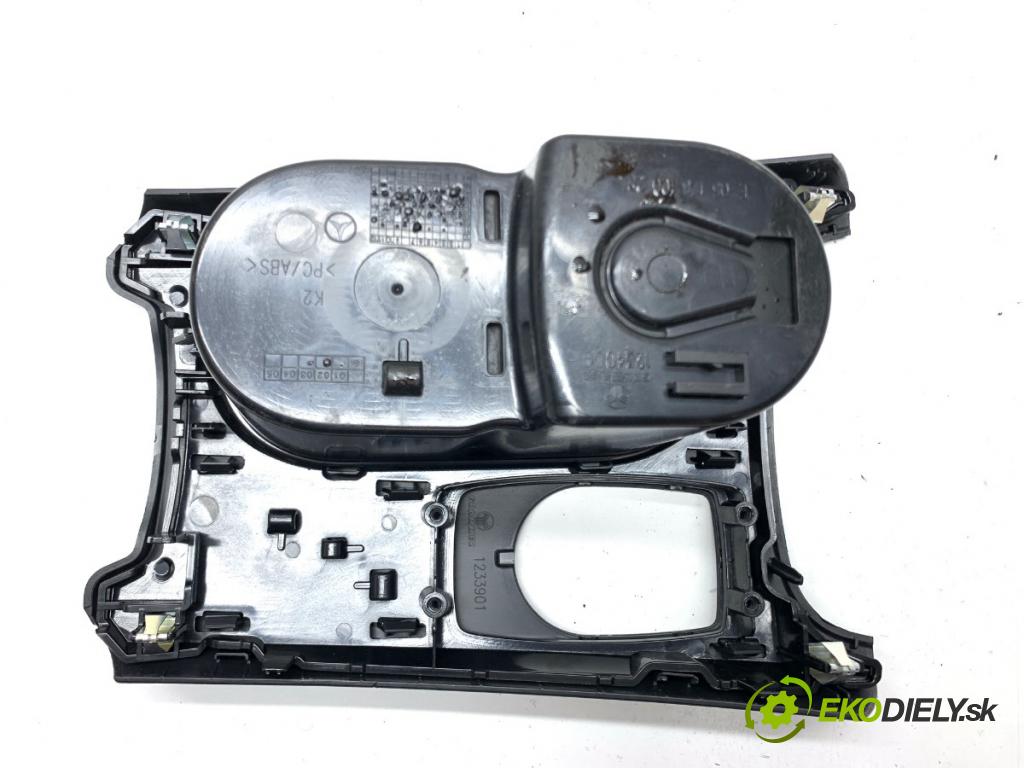 MERCEDES-BENZ W176 liftback 2017 90 kW A 180 (176.042) 1595 Držiak na nápoje A1766800210 (Držiak (úchyt) na nápoje)