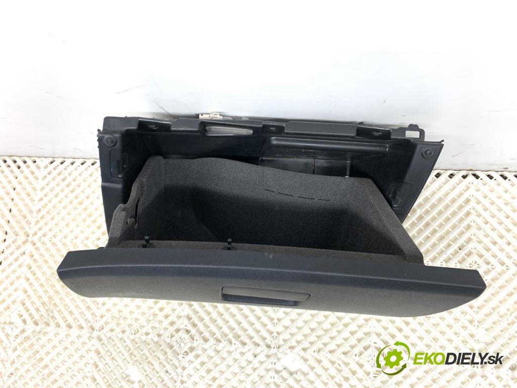 MERCEDES-BENZ W176 liftback 2017 90 kW A 180 (176.042) 1595 Priehradka, kastlík spolujazdca 17668086009 (Priehradka (kastlík))