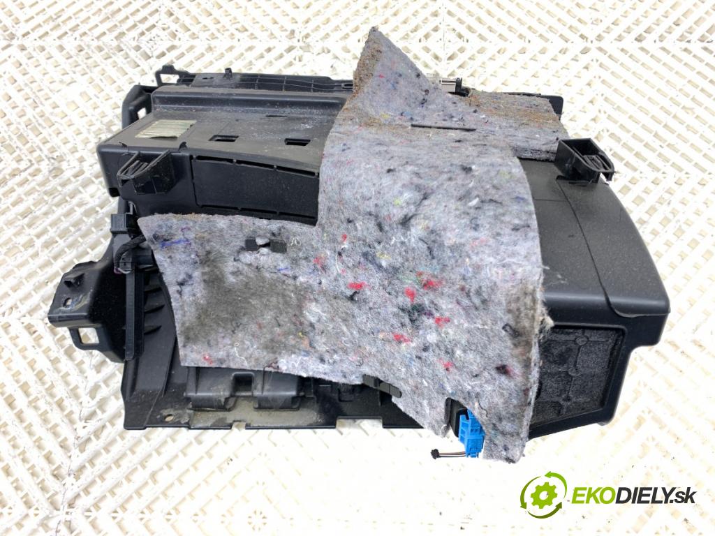 MERCEDES-BENZ W176 liftback 2017 90 kW A 180 (176.042) 1595 Priehradka, kastlík spolujazdca 17668086009 (Priehradka (kastlík))