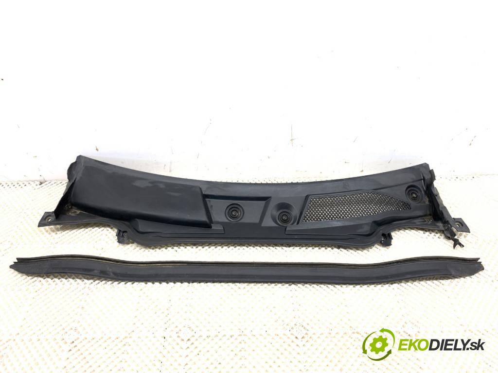 MERCEDES-BENZ W176 liftback 2017 90 kW A 180 (176.042) 1595 torpédo plast pod čelní okno A1768300013 (Plast pod čelním sklem)