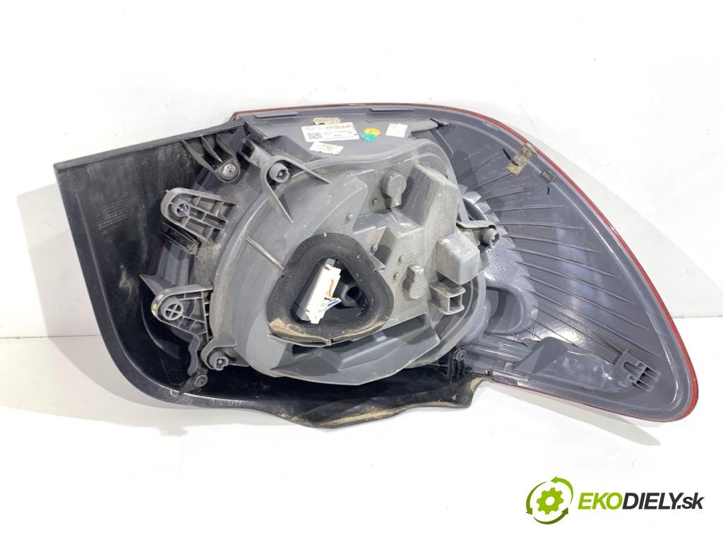 MERCEDES-BENZ W176 liftback 2017 90 kW A 180 (176.042) 1595 Svetlo pravy zad A1769064900