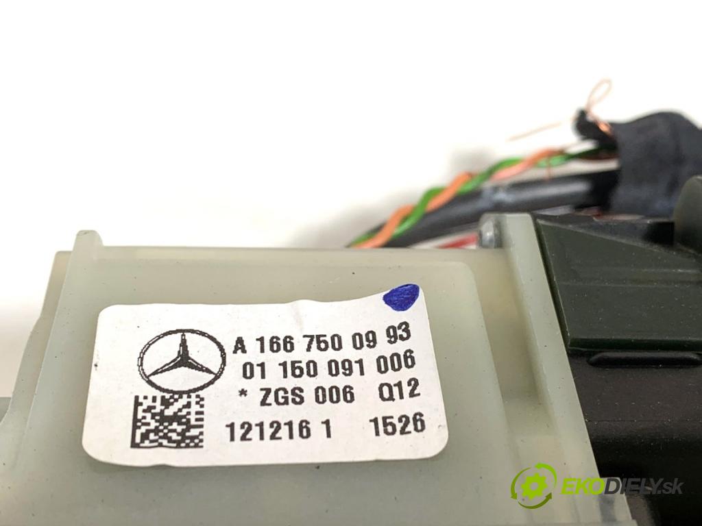 MERCEDES-BENZ W176 liftback 2017 90 kW A 180 (176.042) 1595 klika dveří zadní část A1667500993