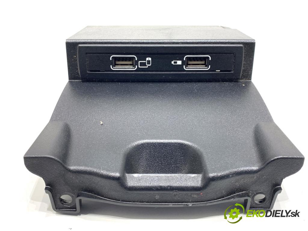 MERCEDES-BENZ W176 liftback 2017 90 kW A 180 (176.042) 1595 HNÍZDO: USB A1728202100