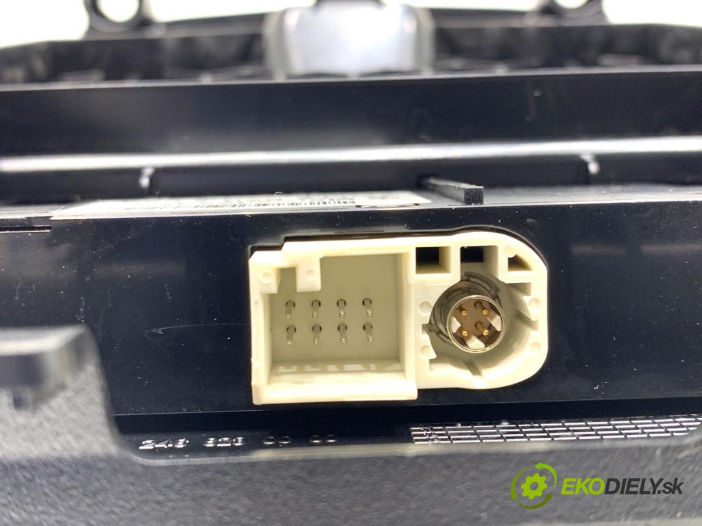 MERCEDES-BENZ W176 liftback 2017 90 kW A 180 (176.042) 1595 HNÍZDO: USB A1728202100