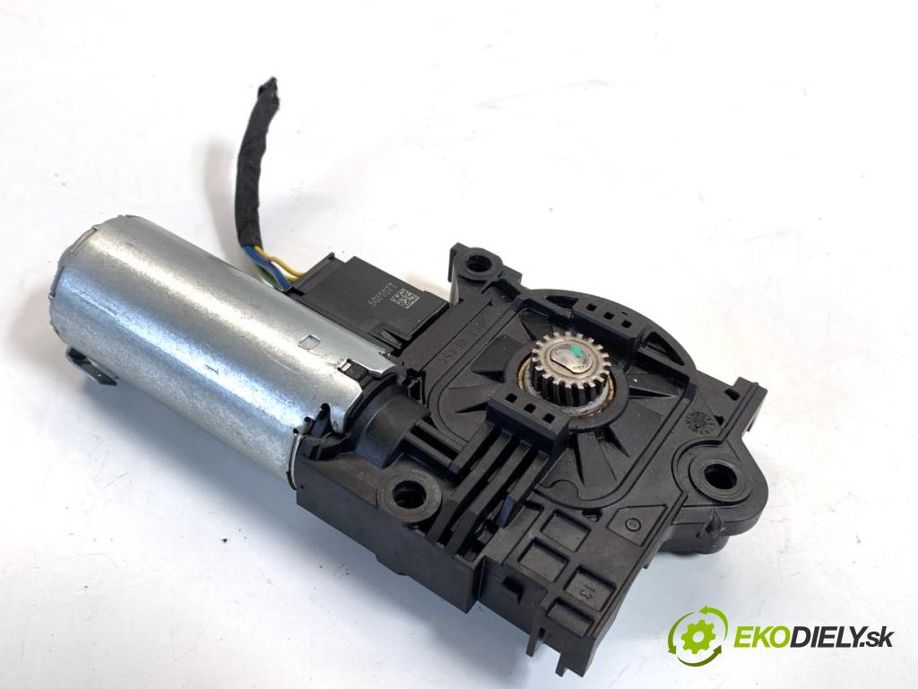 BMW G02 SUV 2023 140 kW xDrive 20 d 1995 Motor strešného okna 10030661A