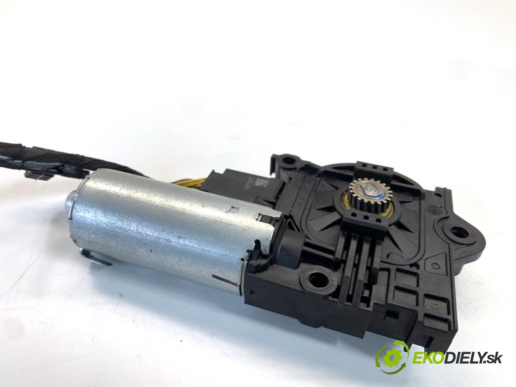 BMW G02 SUV 2023 140 kW xDrive 20 d 1995 Motor strešného okna 10041604A