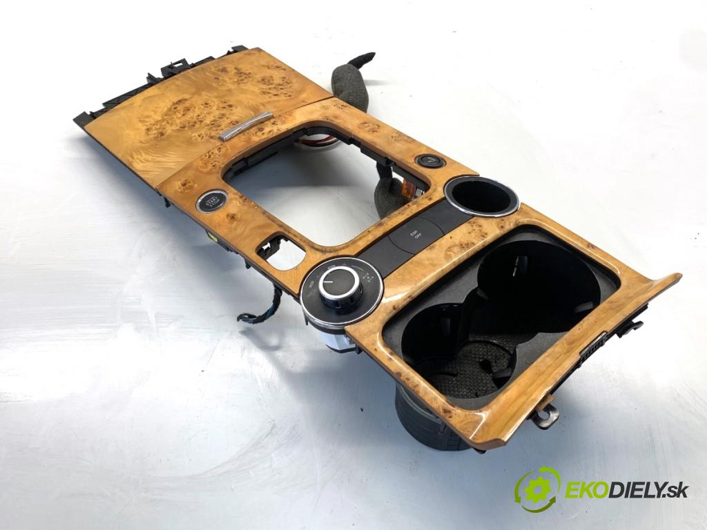 VW TOUAREG SUV 2009 176 kW 3.0 V6 TDI 2967 rámeček kryt TUNEL: držák na nápoje 7L6858602C