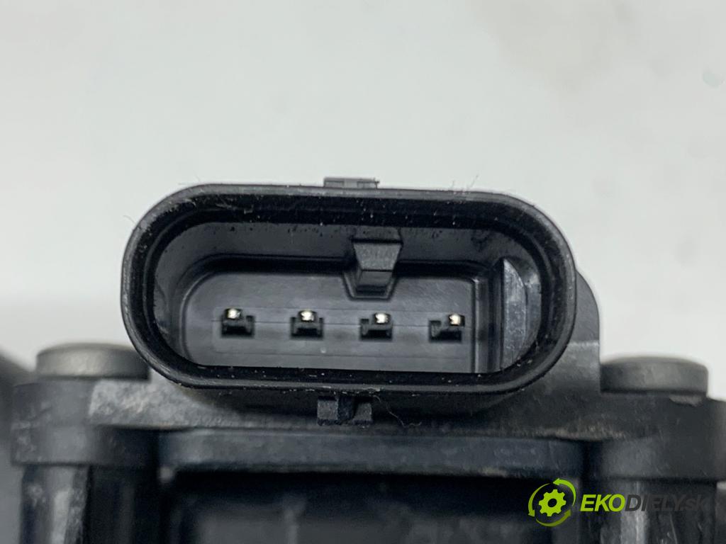 TESLA MODEL Y SUV 2023 235 kW EV 0 Kľučka vonkajšia ľavy predný 1528114-00-D